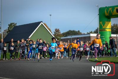 De koude zaterdagmorgen weerhield de meer dan 250 deelnemers niet om te starten bij de Run Oldebroek, georganiseerd door GlobalRize. - © NWVFoto.nl