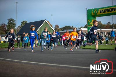 De koude zaterdagmorgen weerhield de meer dan 250 deelnemers niet om te starten bij de Run Oldebroek, georganiseerd door GlobalRize. - © NWVFoto.nl