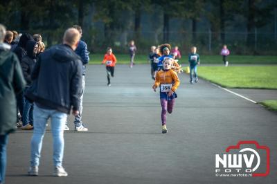 De koude zaterdagmorgen weerhield de meer dan 250 deelnemers niet om te starten bij de Run Oldebroek, georganiseerd door GlobalRize. - © NWVFoto.nl