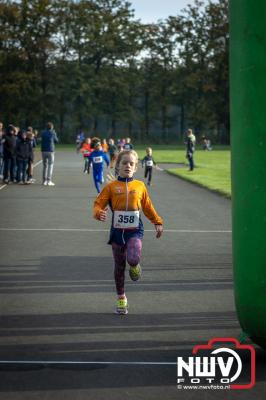 De koude zaterdagmorgen weerhield de meer dan 250 deelnemers niet om te starten bij de Run Oldebroek, georganiseerd door GlobalRize. - © NWVFoto.nl