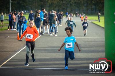 De koude zaterdagmorgen weerhield de meer dan 250 deelnemers niet om te starten bij de Run Oldebroek, georganiseerd door GlobalRize. - © NWVFoto.nl