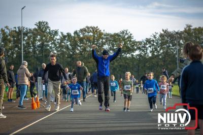 De koude zaterdagmorgen weerhield de meer dan 250 deelnemers niet om te starten bij de Run Oldebroek, georganiseerd door GlobalRize. - © NWVFoto.nl