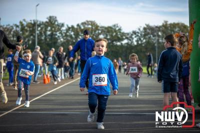 De koude zaterdagmorgen weerhield de meer dan 250 deelnemers niet om te starten bij de Run Oldebroek, georganiseerd door GlobalRize. - © NWVFoto.nl