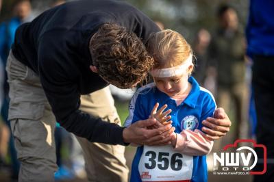 De koude zaterdagmorgen weerhield de meer dan 250 deelnemers niet om te starten bij de Run Oldebroek, georganiseerd door GlobalRize. - © NWVFoto.nl