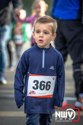 De koude zaterdagmorgen weerhield de meer dan 250 deelnemers niet om te starten bij de Run Oldebroek, georganiseerd door GlobalRize. - © NWVFoto.nl