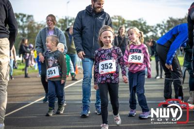 De koude zaterdagmorgen weerhield de meer dan 250 deelnemers niet om te starten bij de Run Oldebroek, georganiseerd door GlobalRize. - © NWVFoto.nl