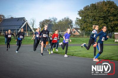 De koude zaterdagmorgen weerhield de meer dan 250 deelnemers niet om te starten bij de Run Oldebroek, georganiseerd door GlobalRize. - © NWVFoto.nl