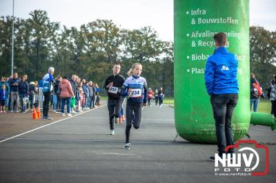 De koude zaterdagmorgen weerhield de meer dan 250 deelnemers niet om te starten bij de Run Oldebroek, georganiseerd door GlobalRize. - © NWVFoto.nl