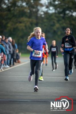 De koude zaterdagmorgen weerhield de meer dan 250 deelnemers niet om te starten bij de Run Oldebroek, georganiseerd door GlobalRize. - © NWVFoto.nl