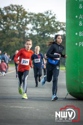 De koude zaterdagmorgen weerhield de meer dan 250 deelnemers niet om te starten bij de Run Oldebroek, georganiseerd door GlobalRize. - © NWVFoto.nl