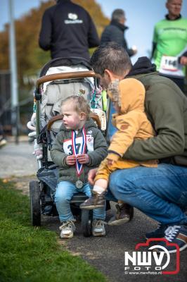 De koude zaterdagmorgen weerhield de meer dan 250 deelnemers niet om te starten bij de Run Oldebroek, georganiseerd door GlobalRize. - © NWVFoto.nl