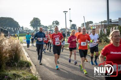 De koude zaterdagmorgen weerhield de meer dan 250 deelnemers niet om te starten bij de Run Oldebroek, georganiseerd door GlobalRize. - © NWVFoto.nl