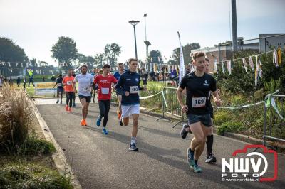 De koude zaterdagmorgen weerhield de meer dan 250 deelnemers niet om te starten bij de Run Oldebroek, georganiseerd door GlobalRize. - © NWVFoto.nl