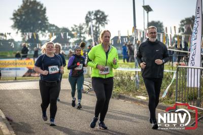 De koude zaterdagmorgen weerhield de meer dan 250 deelnemers niet om te starten bij de Run Oldebroek, georganiseerd door GlobalRize. - © NWVFoto.nl