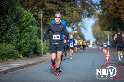 De koude zaterdagmorgen weerhield de meer dan 250 deelnemers niet om te starten bij de Run Oldebroek, georganiseerd door GlobalRize. - © NWVFoto.nl