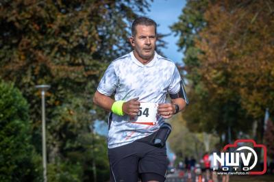 De koude zaterdagmorgen weerhield de meer dan 250 deelnemers niet om te starten bij de Run Oldebroek, georganiseerd door GlobalRize. - © NWVFoto.nl