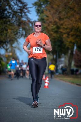 De koude zaterdagmorgen weerhield de meer dan 250 deelnemers niet om te starten bij de Run Oldebroek, georganiseerd door GlobalRize. - © NWVFoto.nl