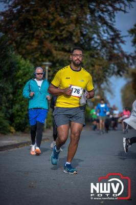 De koude zaterdagmorgen weerhield de meer dan 250 deelnemers niet om te starten bij de Run Oldebroek, georganiseerd door GlobalRize. - © NWVFoto.nl