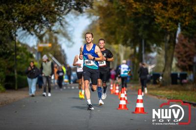 De koude zaterdagmorgen weerhield de meer dan 250 deelnemers niet om te starten bij de Run Oldebroek, georganiseerd door GlobalRize. - © NWVFoto.nl