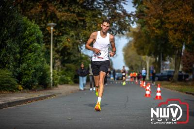 De koude zaterdagmorgen weerhield de meer dan 250 deelnemers niet om te starten bij de Run Oldebroek, georganiseerd door GlobalRize. - © NWVFoto.nl