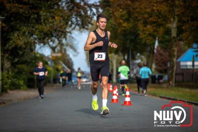 De koude zaterdagmorgen weerhield de meer dan 250 deelnemers niet om te starten bij de Run Oldebroek, georganiseerd door GlobalRize. - © NWVFoto.nl