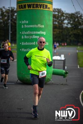 De koude zaterdagmorgen weerhield de meer dan 250 deelnemers niet om te starten bij de Run Oldebroek, georganiseerd door GlobalRize. - © NWVFoto.nl