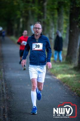 De koude zaterdagmorgen weerhield de meer dan 250 deelnemers niet om te starten bij de Run Oldebroek, georganiseerd door GlobalRize. - © NWVFoto.nl