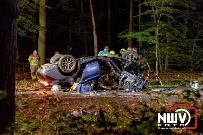 Auto verandert in wrak na zware crash tegen boom op de Tongerenseweg (N309) bij Epe, twee personen zwaargewond naar ziekenhuis. - © NWVFoto.nl