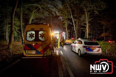 Auto verandert in wrak na zware crash tegen boom op de Tongerenseweg (N309) bij Epe, twee personen zwaargewond naar ziekenhuis. - © NWVFoto.nl