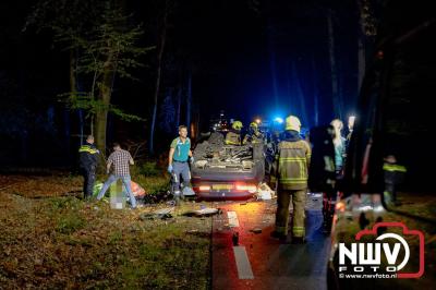 Auto verandert in wrak na zware crash tegen boom op de Tongerenseweg (N309) bij Epe, twee personen zwaargewond naar ziekenhuis. - © NWVFoto.nl