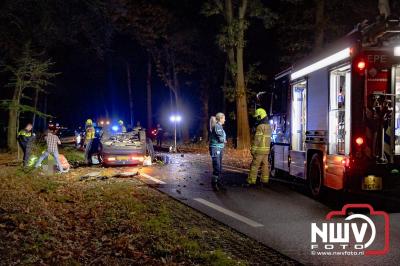 Auto verandert in wrak na zware crash tegen boom op de Tongerenseweg (N309) bij Epe, twee personen zwaargewond naar ziekenhuis. - © NWVFoto.nl