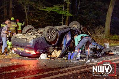 Auto verandert in wrak na zware crash tegen boom op de Tongerenseweg (N309) bij Epe, twee personen zwaargewond naar ziekenhuis. - © NWVFoto.nl