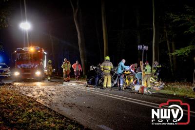 Auto verandert in wrak na zware crash tegen boom op de Tongerenseweg (N309) bij Epe, twee personen zwaargewond naar ziekenhuis. - © NWVFoto.nl