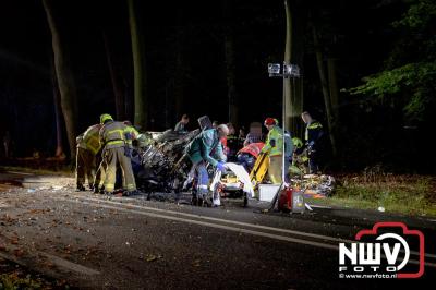 Auto verandert in wrak na zware crash tegen boom op de Tongerenseweg (N309) bij Epe, twee personen zwaargewond naar ziekenhuis. - © NWVFoto.nl