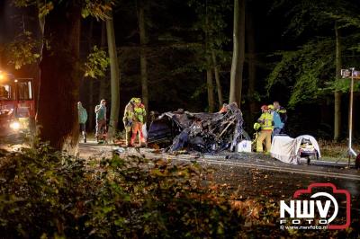 Auto verandert in wrak na zware crash tegen boom op de Tongerenseweg (N309) bij Epe, twee personen zwaargewond naar ziekenhuis. - © NWVFoto.nl