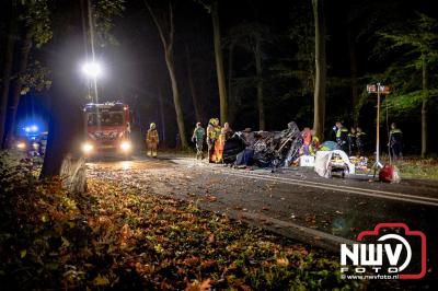 Auto verandert in wrak na zware crash tegen boom op de Tongerenseweg (N309) bij Epe, twee personen zwaargewond naar ziekenhuis. - © NWVFoto.nl