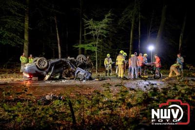 Auto verandert in wrak na zware crash tegen boom op de Tongerenseweg (N309) bij Epe, twee personen zwaargewond naar ziekenhuis. - © NWVFoto.nl