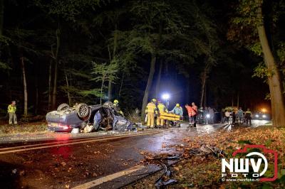 Auto verandert in wrak na zware crash tegen boom op de Tongerenseweg (N309) bij Epe, twee personen zwaargewond naar ziekenhuis. - © NWVFoto.nl