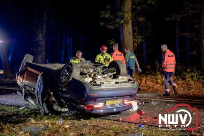 Auto verandert in wrak na zware crash tegen boom op de Tongerenseweg (N309) bij Epe, twee personen zwaargewond naar ziekenhuis. - © NWVFoto.nl