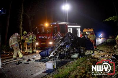 Auto verandert in wrak na zware crash tegen boom op de Tongerenseweg (N309) bij Epe, twee personen zwaargewond naar ziekenhuis. - © NWVFoto.nl