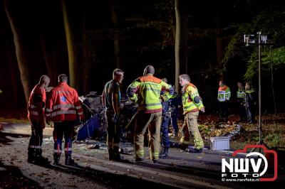 Auto verandert in wrak na zware crash tegen boom op de Tongerenseweg (N309) bij Epe, twee personen zwaargewond naar ziekenhuis. - © NWVFoto.nl