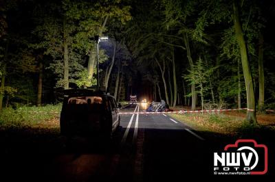 Auto verandert in wrak na zware crash tegen boom op de Tongerenseweg (N309) bij Epe, twee personen zwaargewond naar ziekenhuis. - © NWVFoto.nl