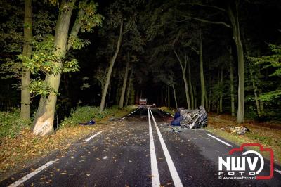 Auto verandert in wrak na zware crash tegen boom op de Tongerenseweg (N309) bij Epe, twee personen zwaargewond naar ziekenhuis. - © NWVFoto.nl