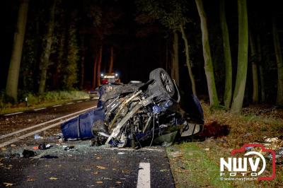 Auto verandert in wrak na zware crash tegen boom op de Tongerenseweg (N309) bij Epe, twee personen zwaargewond naar ziekenhuis. - © NWVFoto.nl