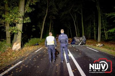 Auto verandert in wrak na zware crash tegen boom op de Tongerenseweg (N309) bij Epe, twee personen zwaargewond naar ziekenhuis. - © NWVFoto.nl