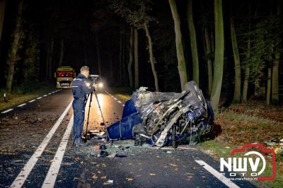 Auto verandert in wrak na zware crash tegen boom op de Tongerenseweg (N309) bij Epe, twee personen zwaargewond naar ziekenhuis. - © NWVFoto.nl