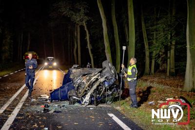 Auto verandert in wrak na zware crash tegen boom op de Tongerenseweg (N309) bij Epe, twee personen zwaargewond naar ziekenhuis. - © NWVFoto.nl