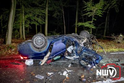 Auto verandert in wrak na zware crash tegen boom op de Tongerenseweg (N309) bij Epe, twee personen zwaargewond naar ziekenhuis. - © NWVFoto.nl