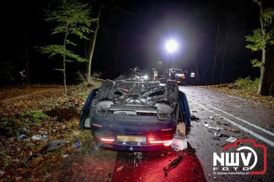 Auto verandert in wrak na zware crash tegen boom op de Tongerenseweg (N309) bij Epe, twee personen zwaargewond naar ziekenhuis. - © NWVFoto.nl