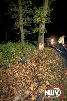 Auto verandert in wrak na zware crash tegen boom op de Tongerenseweg (N309) bij Epe, twee personen zwaargewond naar ziekenhuis. - © NWVFoto.nl